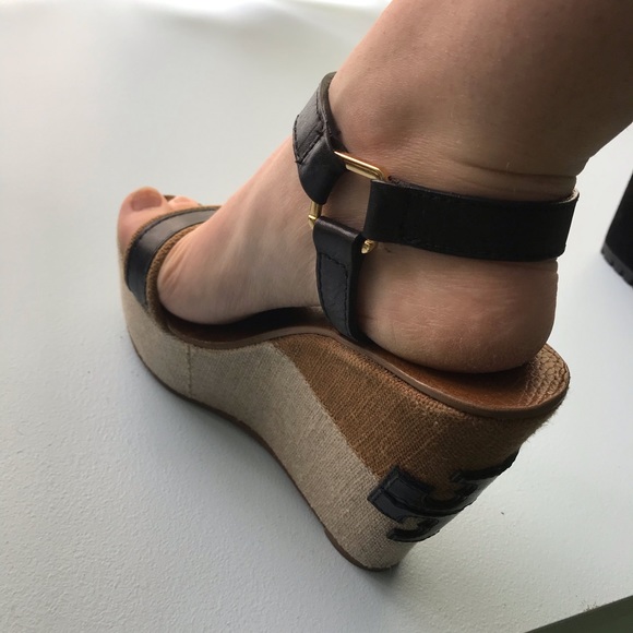 Tory Burch wedge with logo. Size 5 - Picture 8 of 8